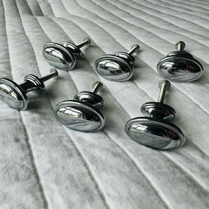 Atlas Homewares set of 6 chrome knobs EUC